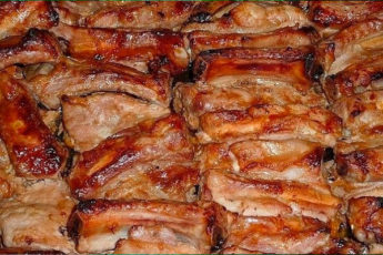 Запеченные свиные ребрышки