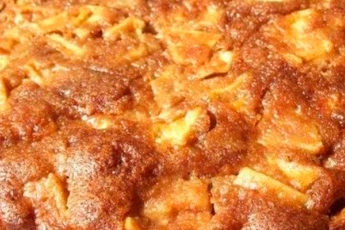 Медовый пирог с яблоками: простая и вкусная выпечка к чаю
