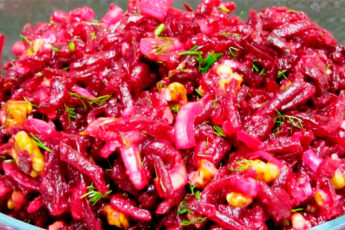 Свекольный салат с орехами и маринованным луком: очень вкусно, быстро и просто!