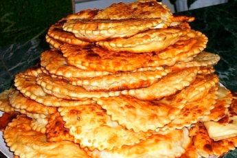 Домашние тонкие и хрустящие чебуреки с сочной начинкой