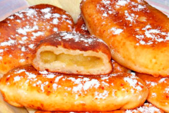 Пирожки из творожного теста с яблоками на сковородке