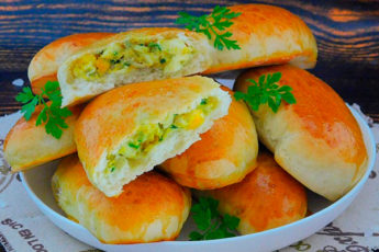 Готовлю скороспелое тесто для пышных и вкусных пирожков. Сегодня с яйцом и луком
