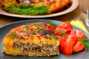 Картофельная запеканка с фаршем и сыром, на сковороде
