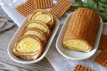 Вафельный рулет с начинкой из кукурузных палочек и сгущенки