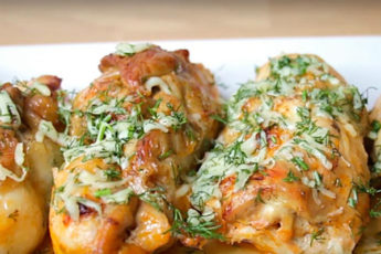 Горячая закуска на праздничный стол и не только — вкуснейшие рулетики из окорочков