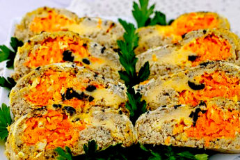 Рыбный рулет, запечённый с морковью, яйцом, сыром и маслинами
