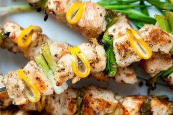 Куриные шашлычки с лимоном и зеленым луком